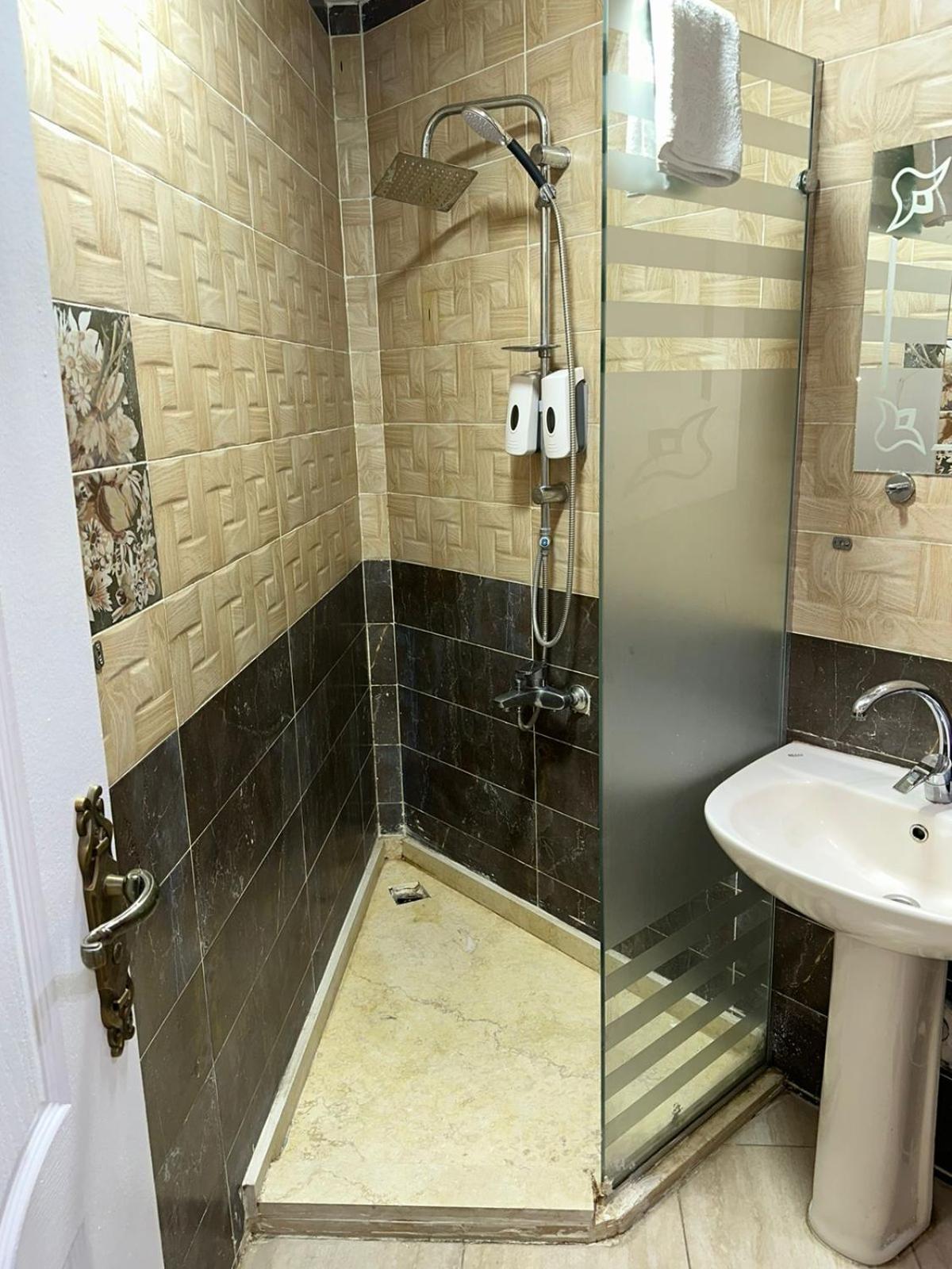 Full Pyramids View Apartment With Balcony For 8 P Kafret el-Gabal エクステリア 写真